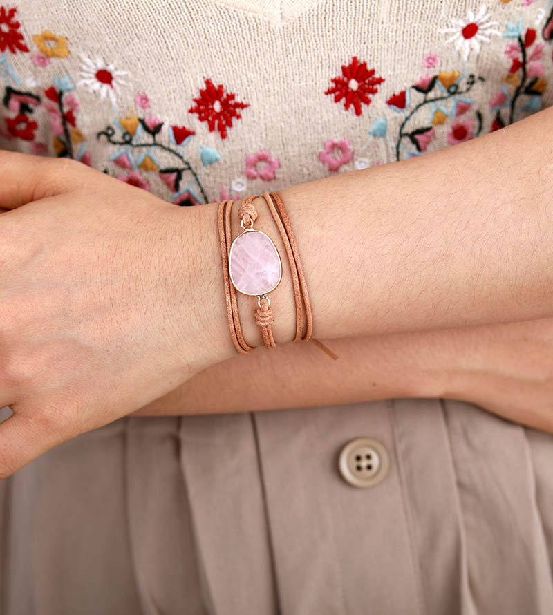 Bracelet minimaliste en cuir et médaillon de Quartz Rose